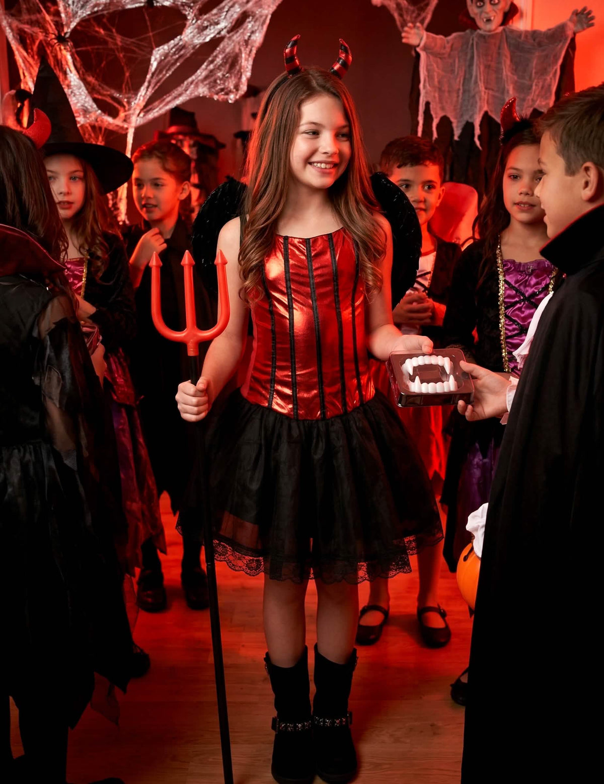Halloweenová scéna kostýmu diablice s krídlaми