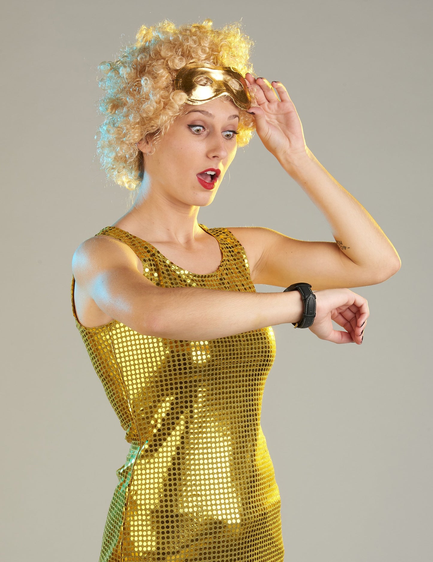 Gros plan sur le buste du déguisement disco pour femme doré à sequins