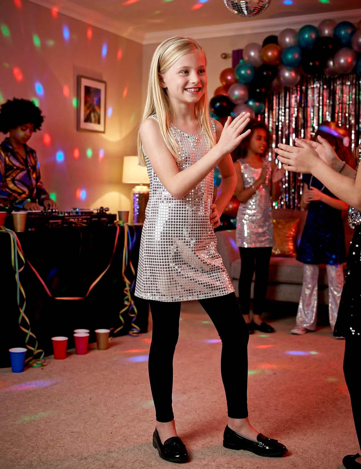 Módne prevedenie disco kostýmu pre dievča so striebornými trblietkami