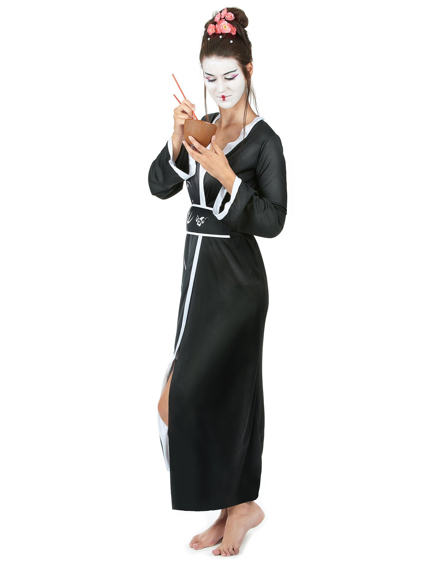 Čiernobiela kostým ženy z gejša