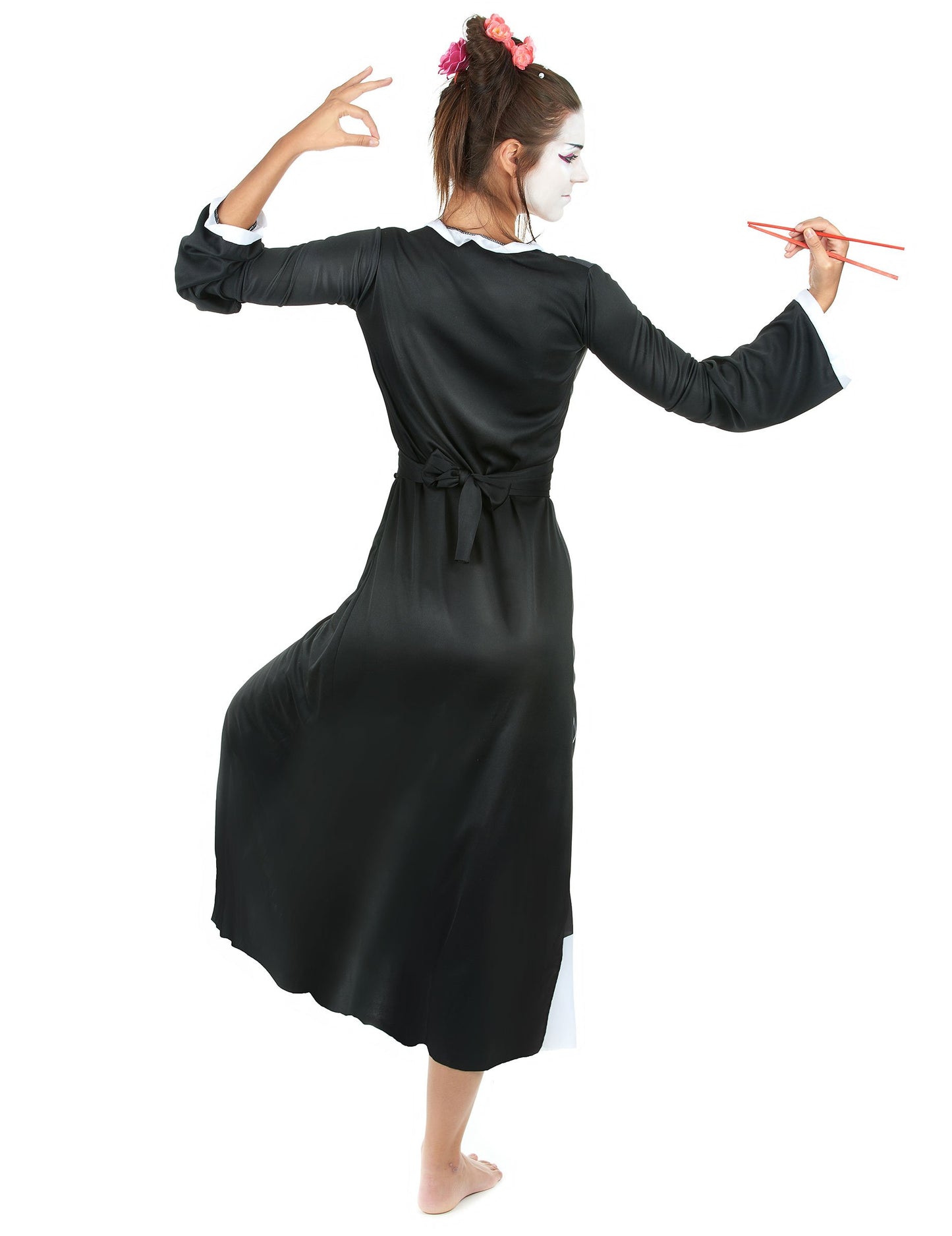 Čiernobiela kostým ženy z gejša