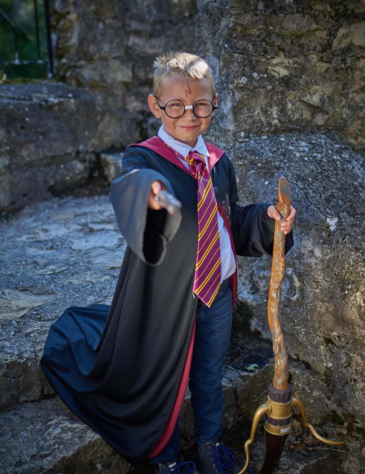 Uvedenie do situácie s metlou kostýmu Harry Potter™ pre dieťa