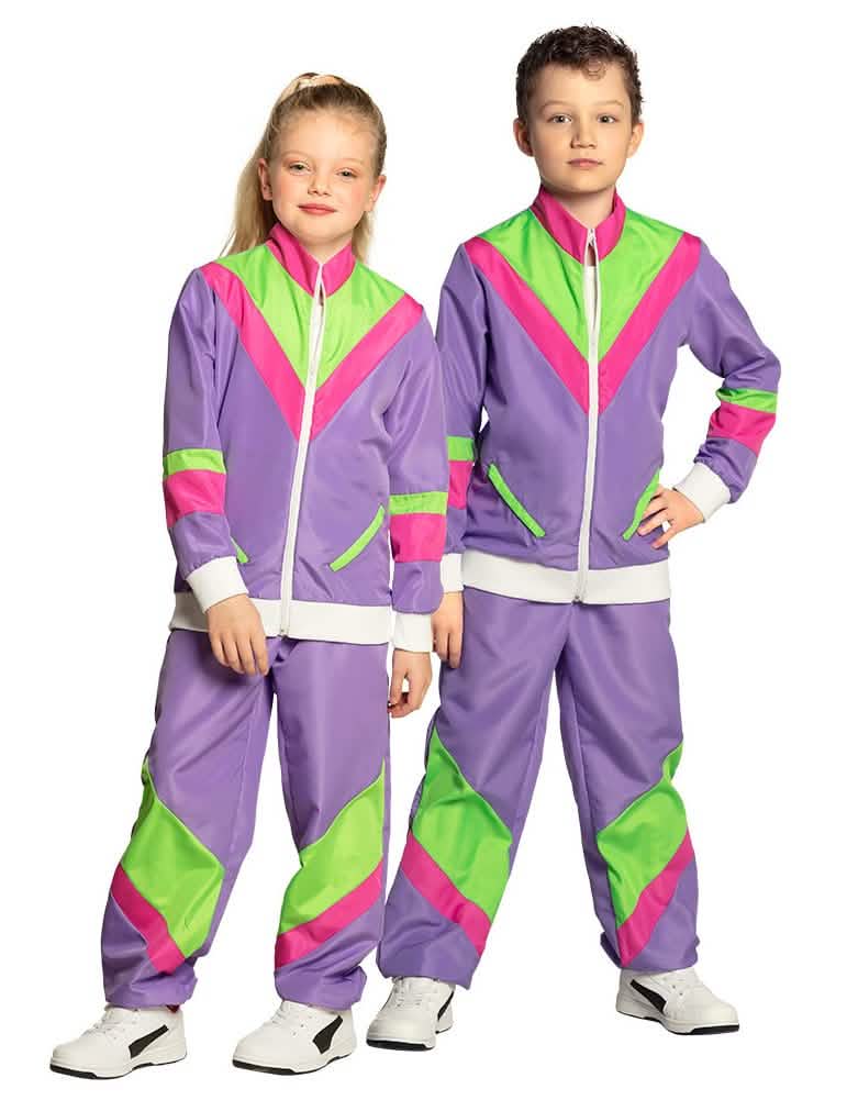 Pohľad spredu na dve deti v retro joggingovom kostýme pre dieťa