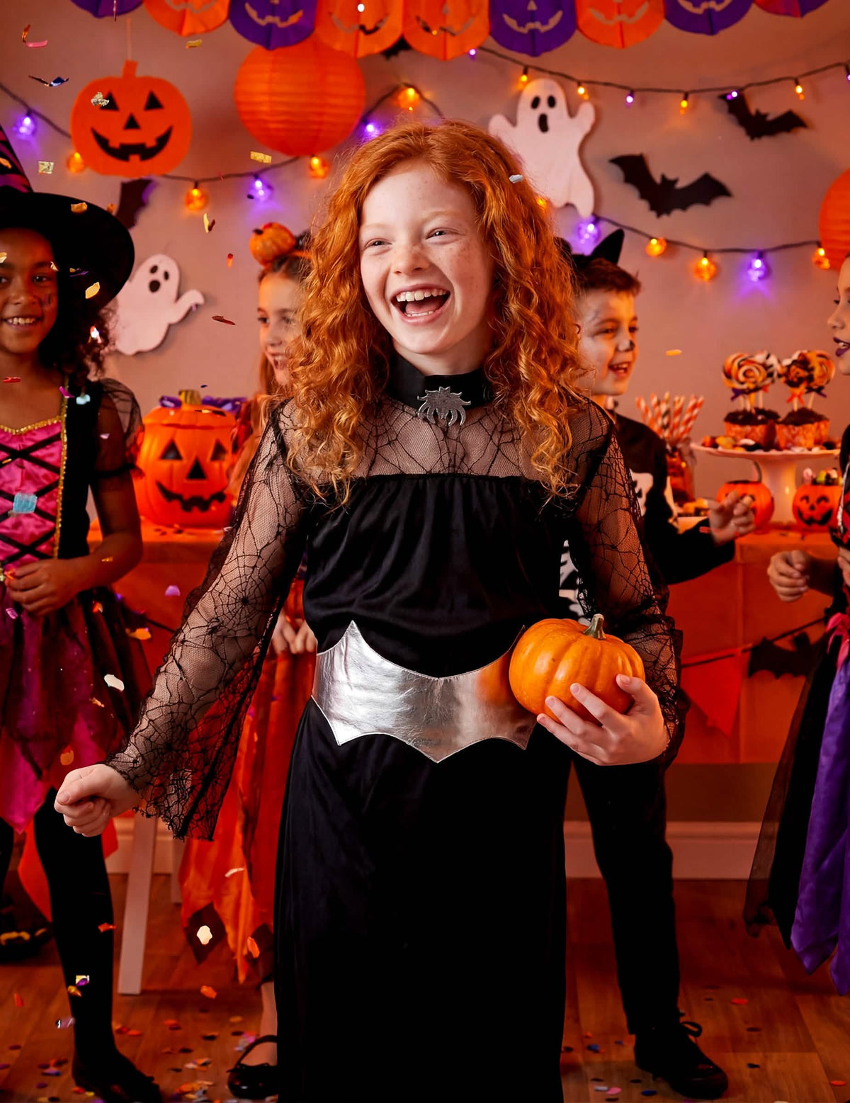 Zasadenie počas halloweenskej párty kostýmu kráľovné pavúčej pre dievča