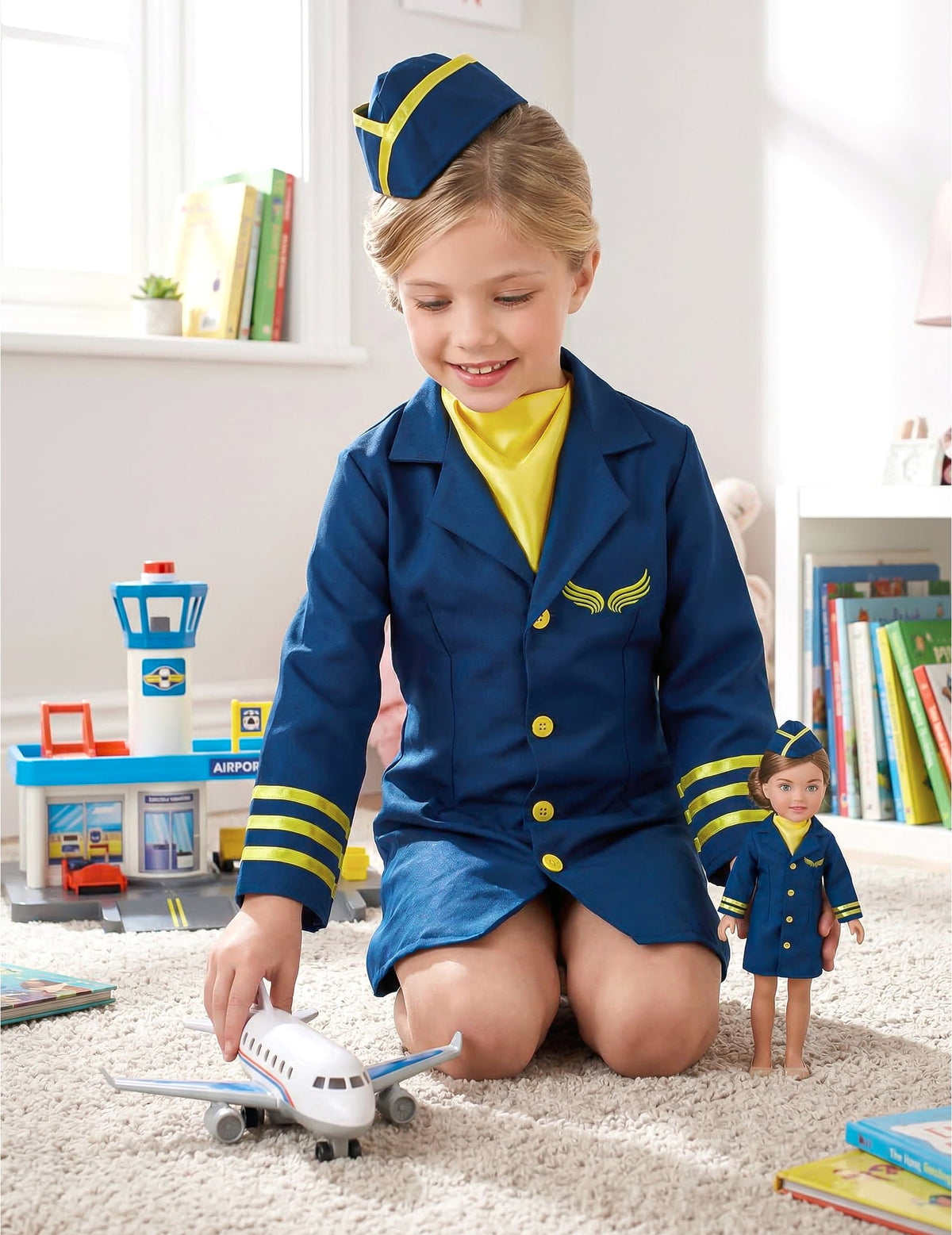 Mise en situation avec accessoires de jeu du déguisement uniforme hôtesse de l'air
