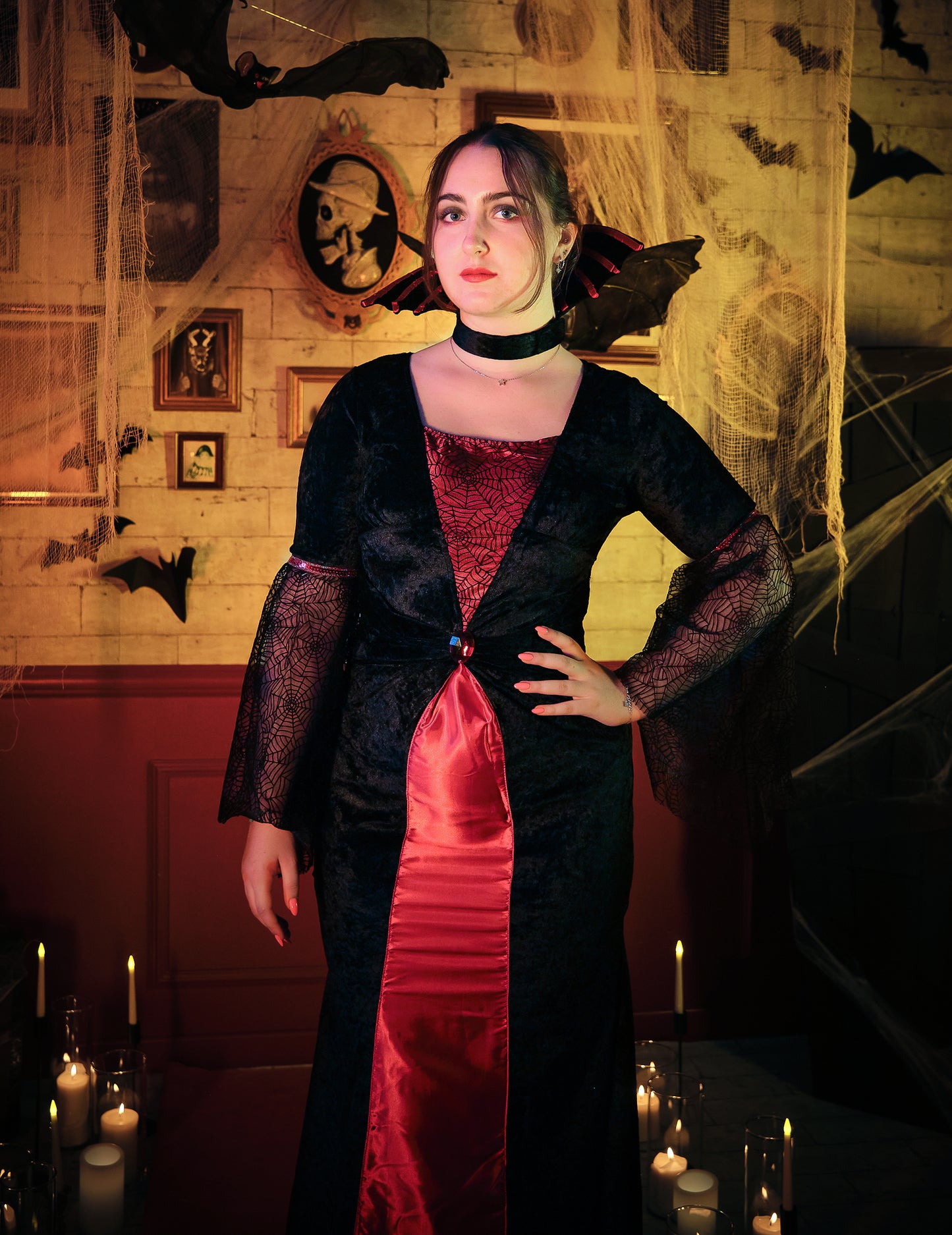 Červená a čierna kostýmová kostýmová žena