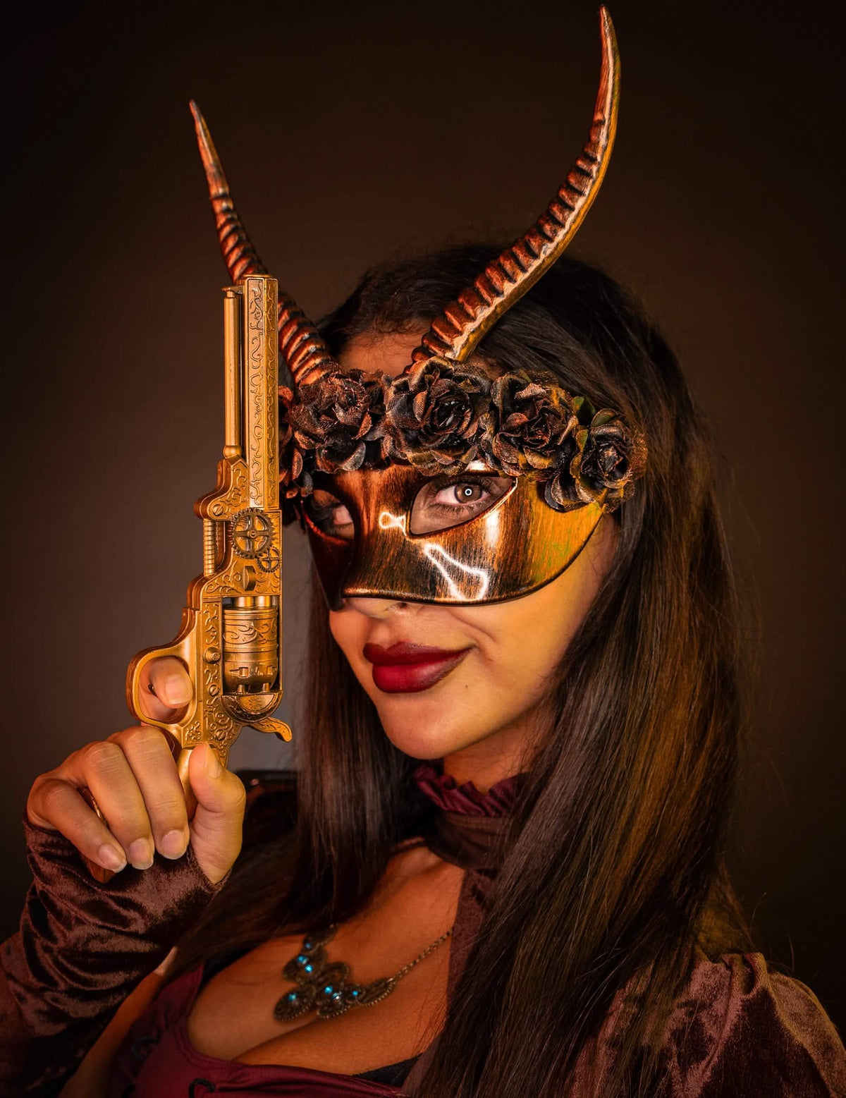 Doplnok zlatá pištoľ k sexi steampunk polomaske pre dospelého