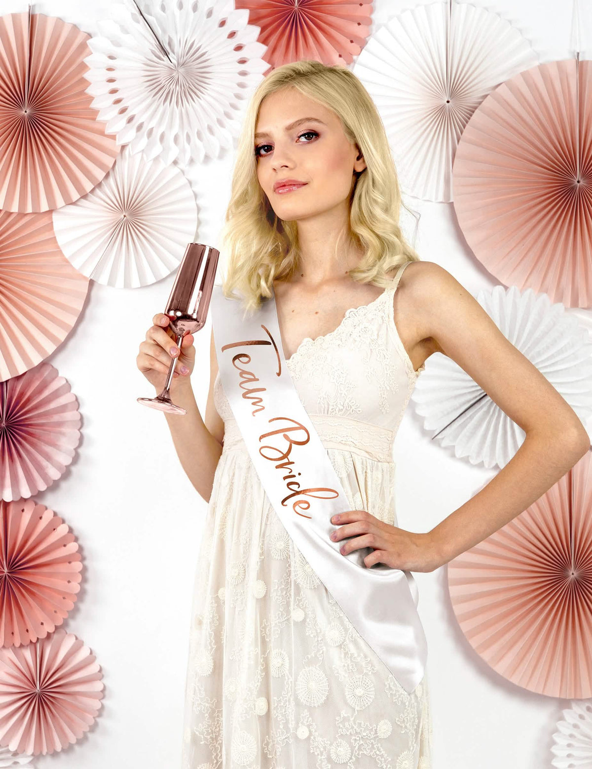 Pohľad spredu, keď sa nosí saténová šatka Team Bride