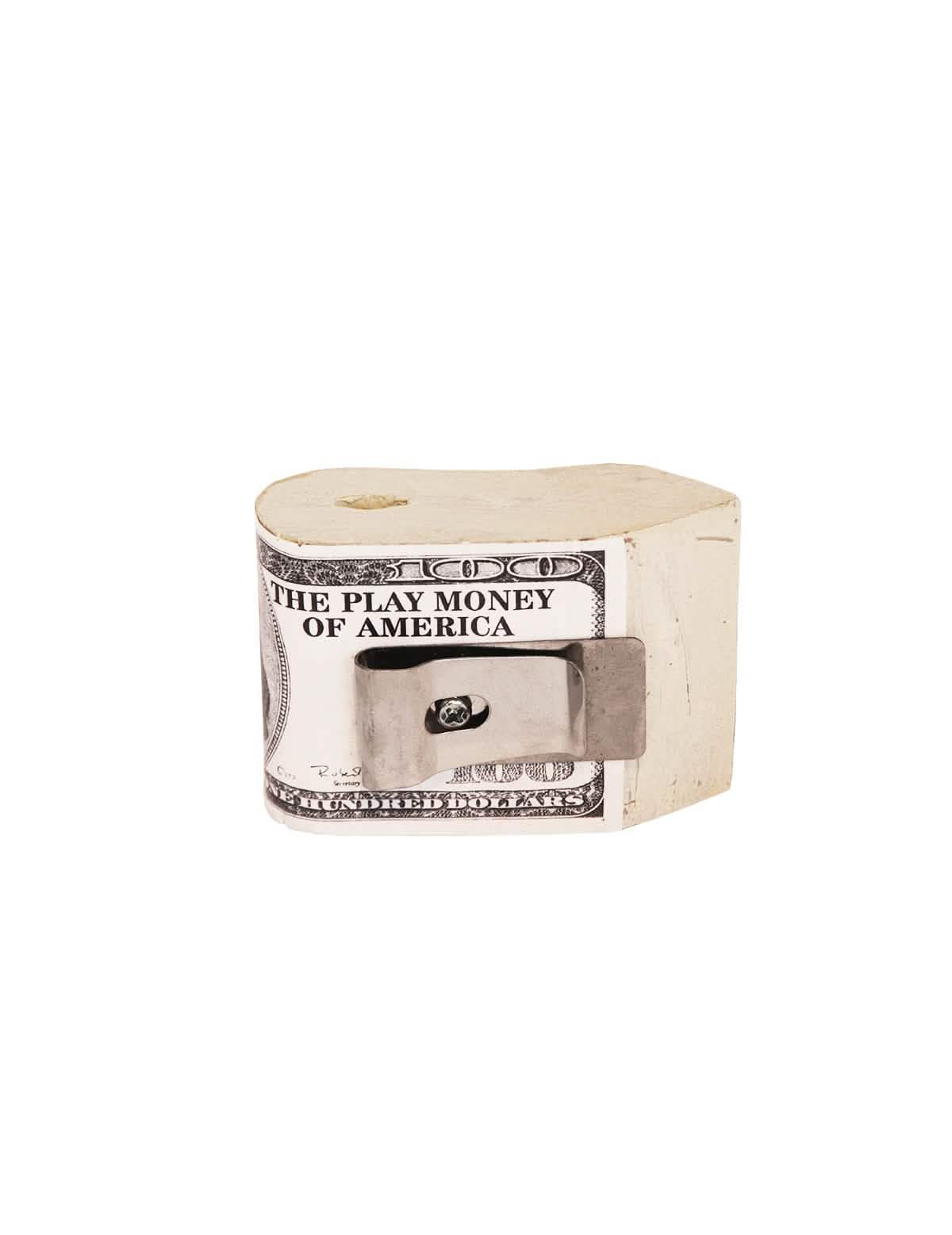 Pohľad zozadu na upevňovaciu sponu falošného balíčka dolárov