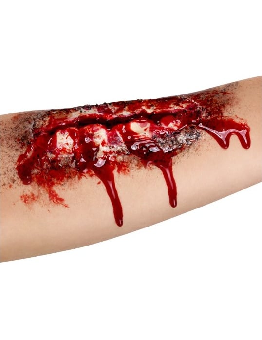 Falošná otvorená rana na predlaktí pre dospelých s krvou