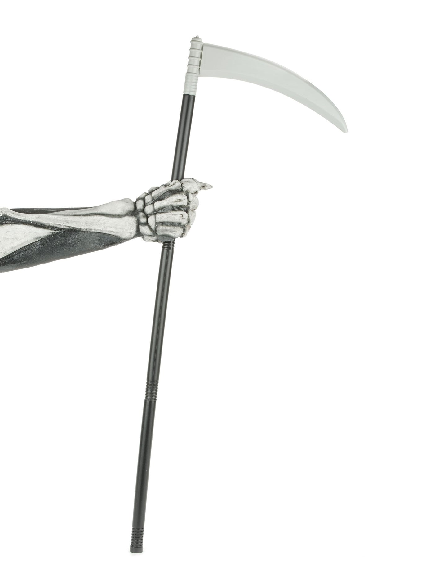 Lebková ruka drží rukoväť plastovej kosy