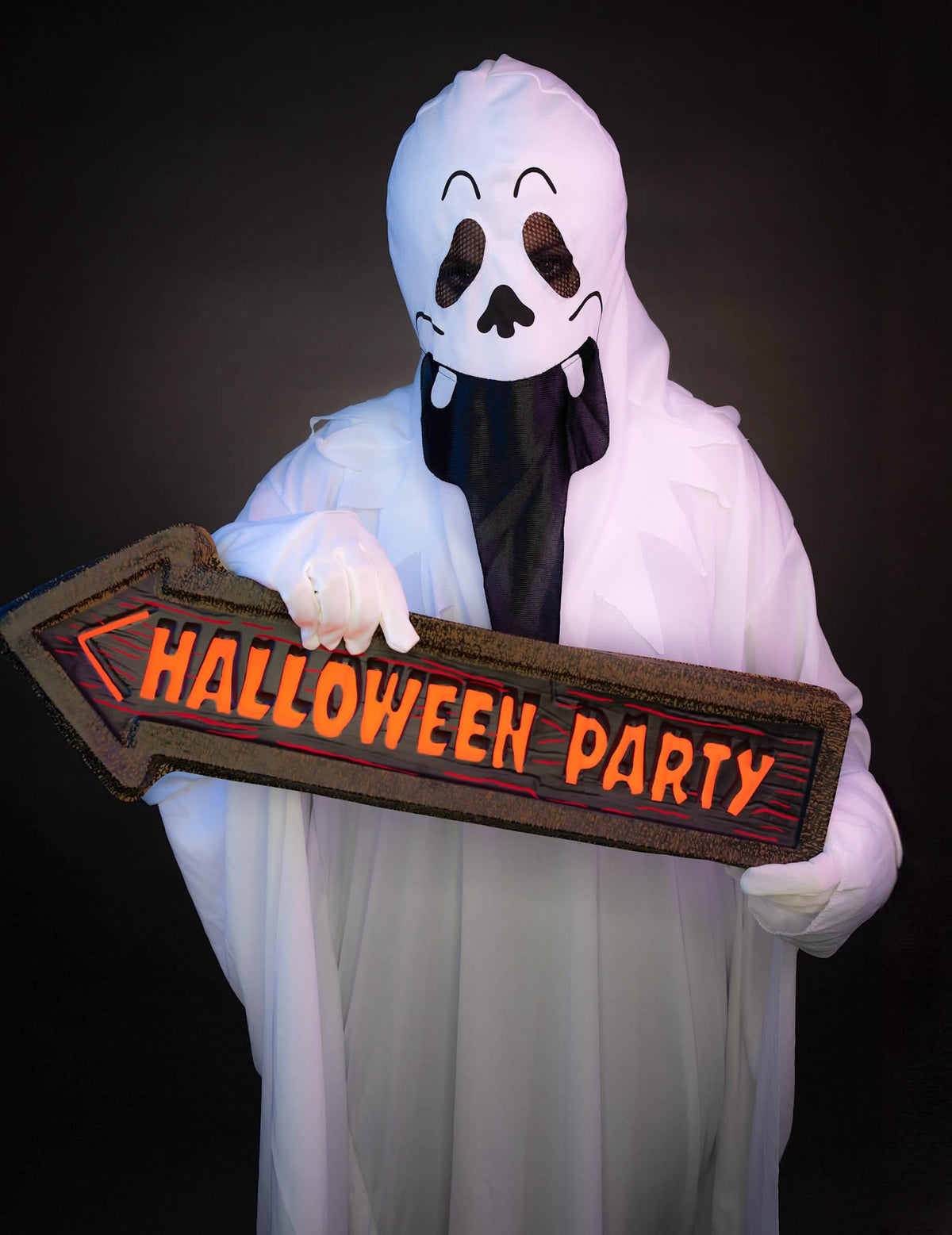 Záber signalizačnej šípky halloween Party, ktorú drží duch
