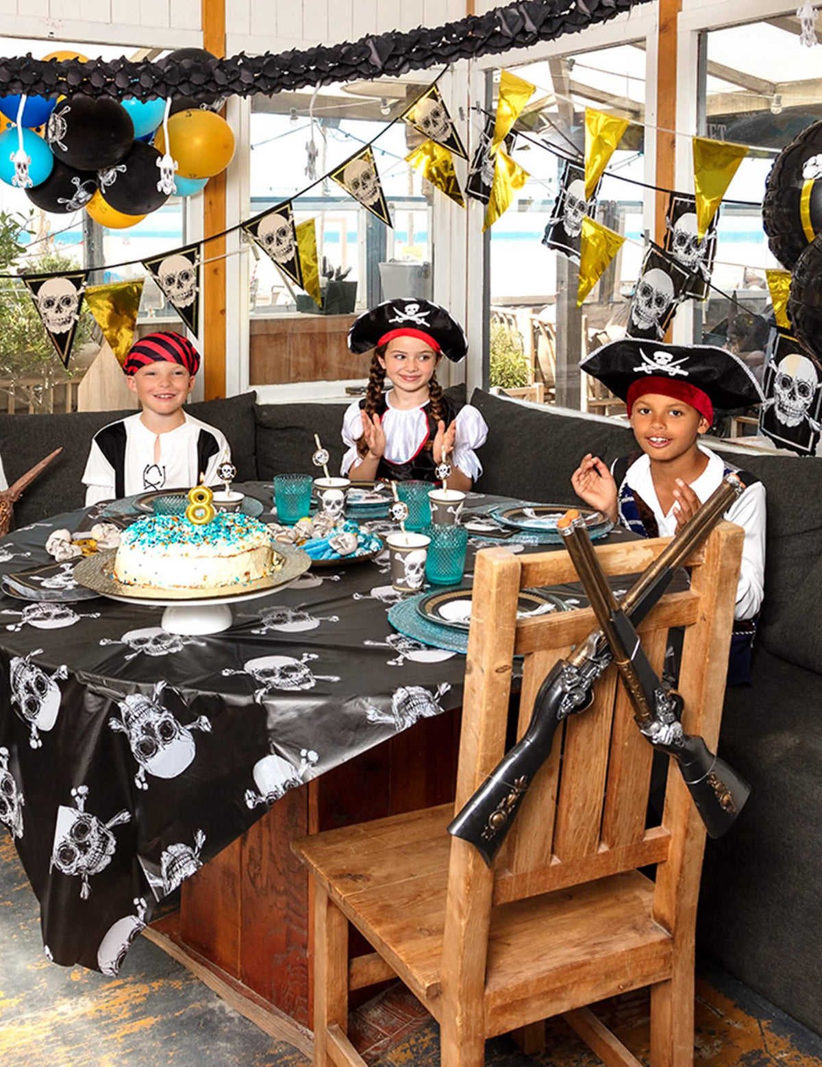 Zobrazenie plastovej zástavy Pirate Jolly Roger v scenérii