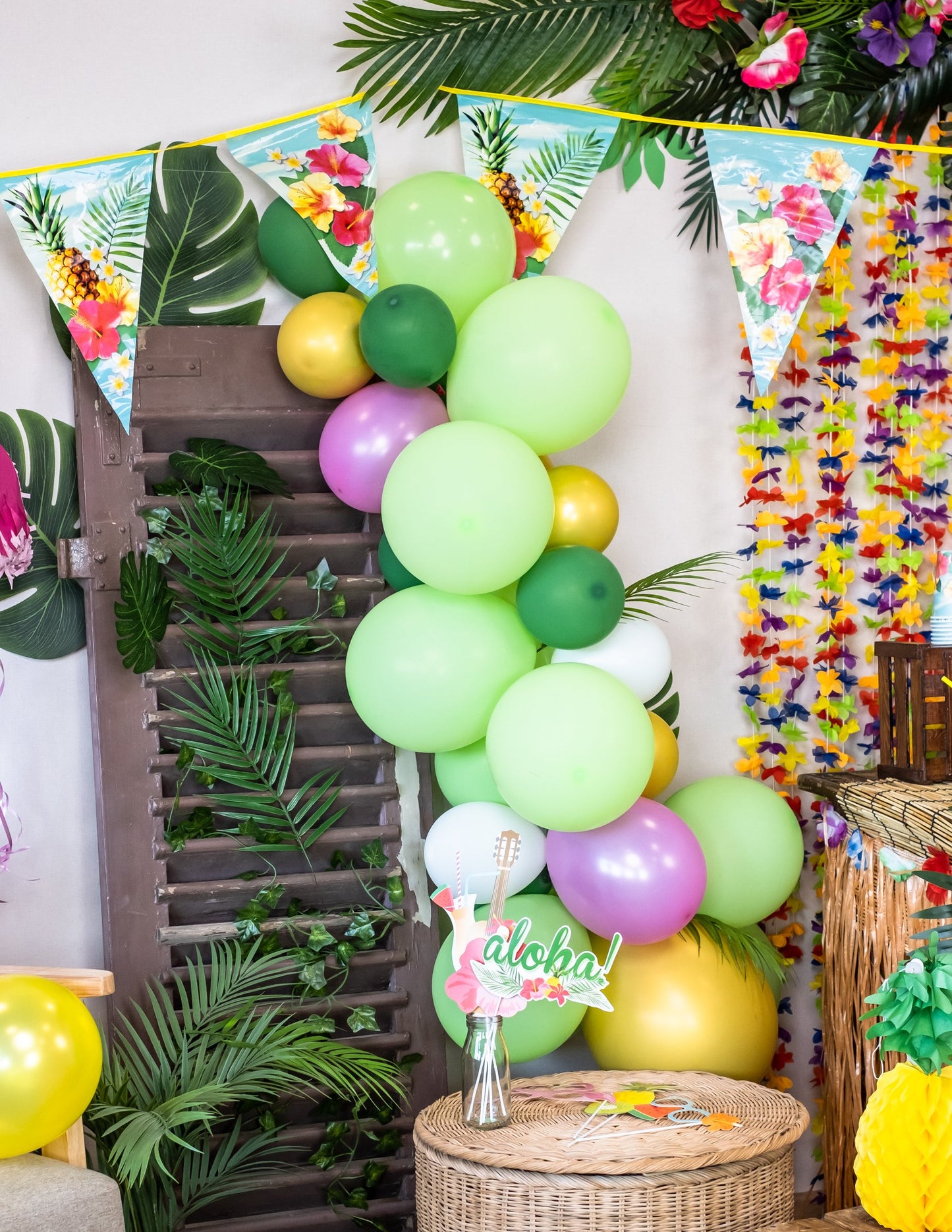 Mise en scène de la guirlande à fanions Hawaii party dans un décor tropical