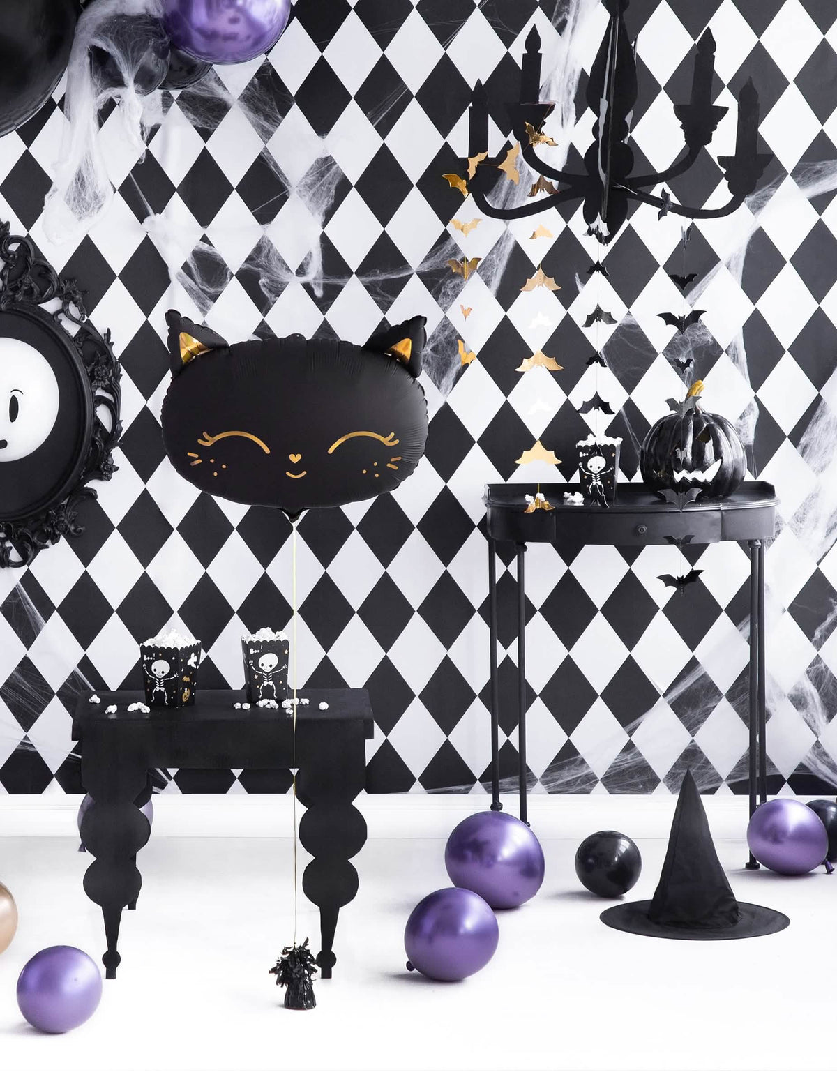 Záber girlandy s netopierom na čiernu dekoráciu