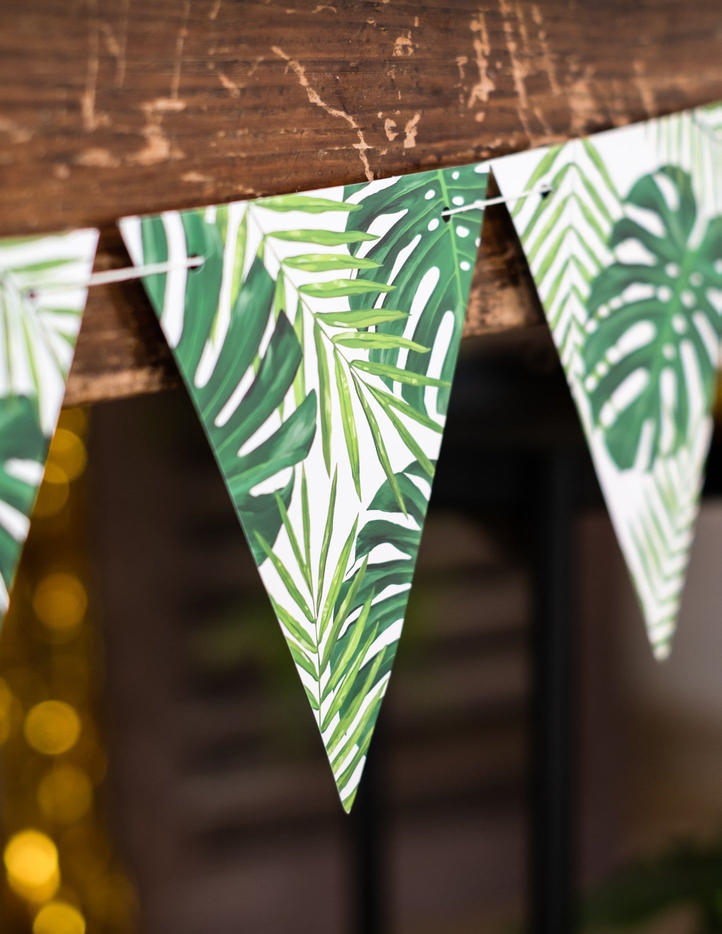 Gros plan sur les motifs imprimés de la guirlande de fanions feuilles tropicales