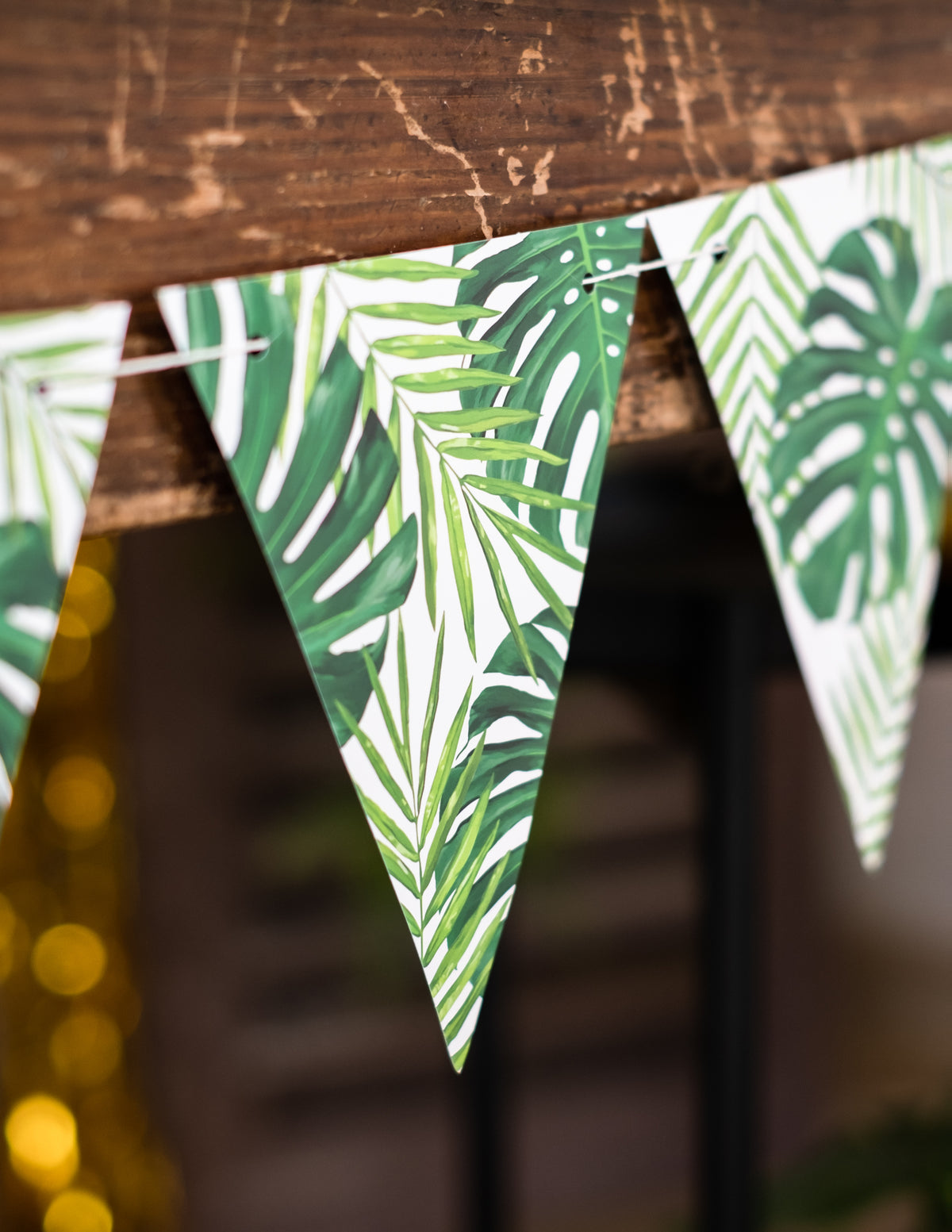 Gros plan sur les motifs imprimés de la guirlande de fanions feuilles tropicales