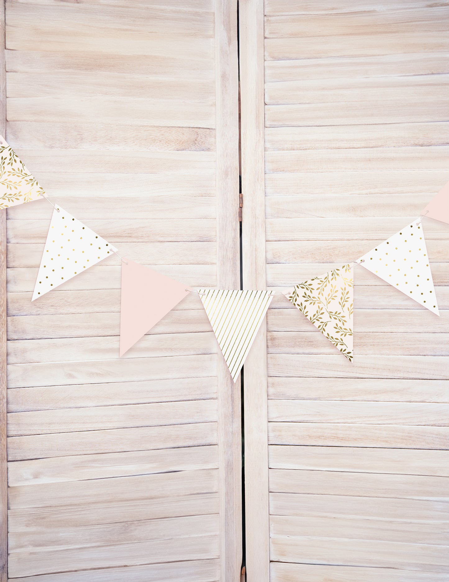 Girlanda z ružovej a bielej kartónovej vlajky 18 x 210 cm so zlatými vzormi