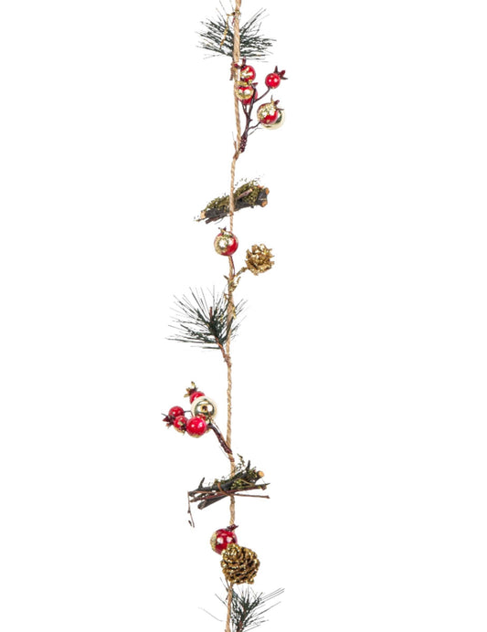 Vue d'ensemble de la guirlande de pommes de pin, baies, sapin et bois pour décoration
