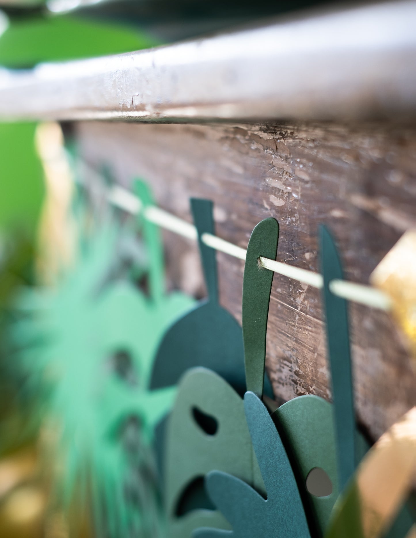 Zlaté tropické listy kartónu a degradované zo zelenej 2 m