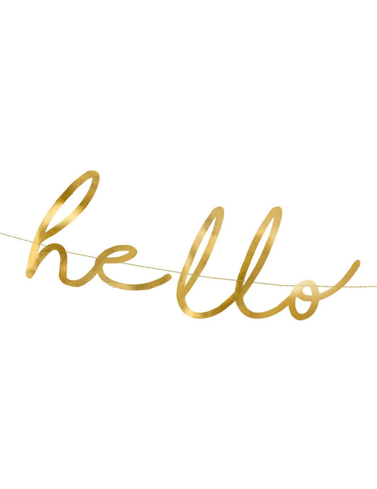 Gros plan sur le mot hello de la guirlande en carton hello baby pour baby shower
