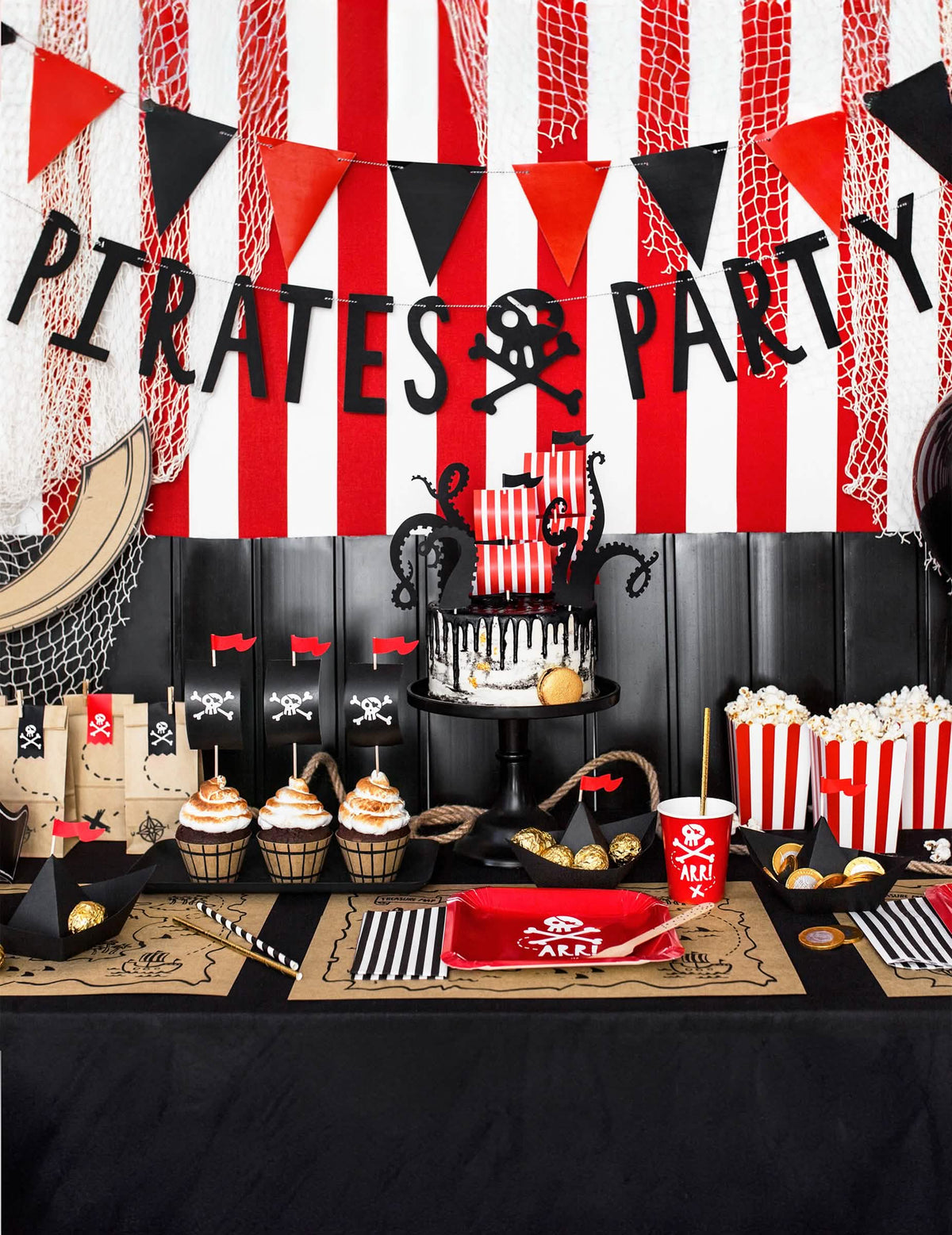 Zátišie na slávnostnom stole s papierovou girlandou Pirates Party