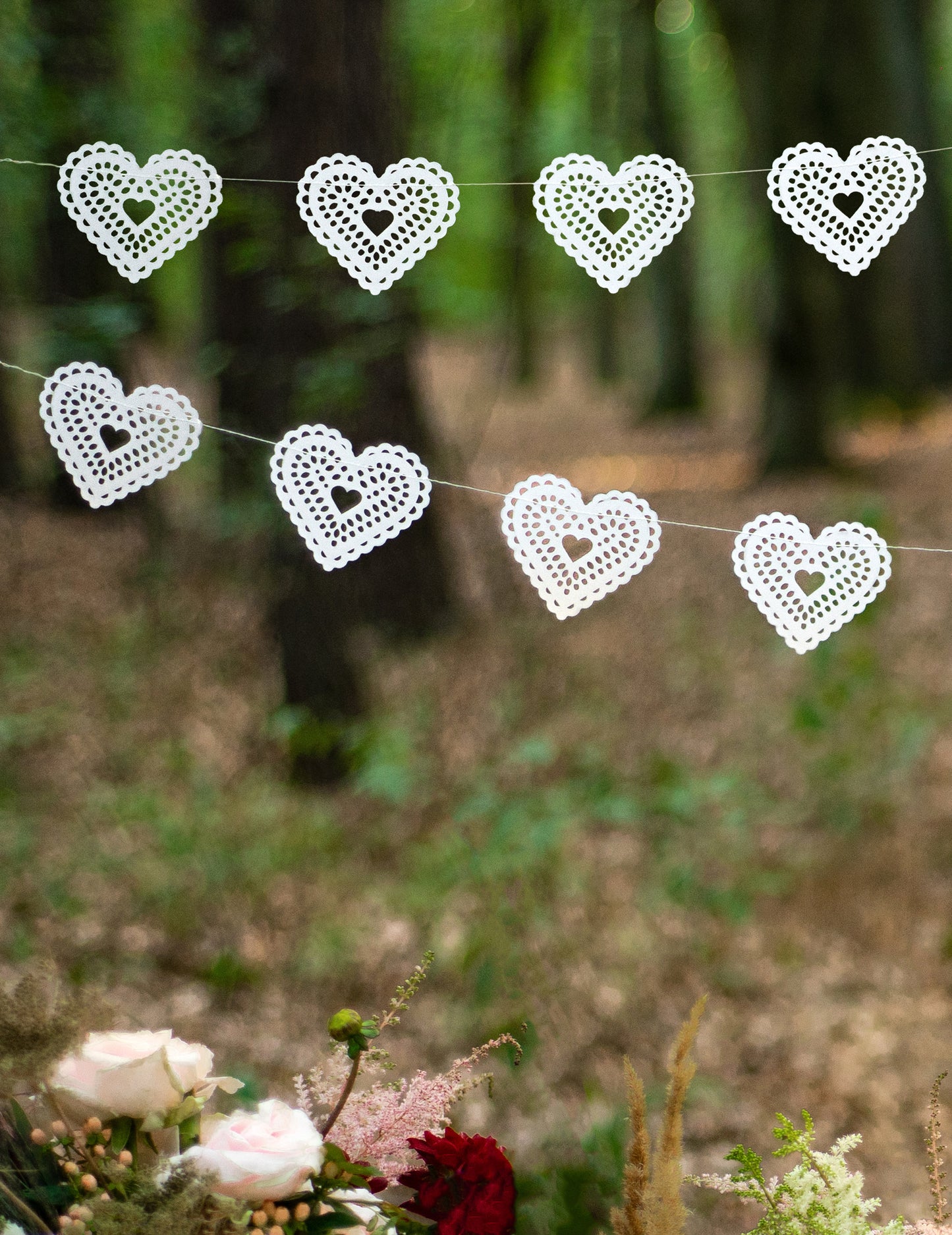 Papierová girlanda s bielymi čipkovanými srdiečkami 8 cm x 1,8 m na svadbu