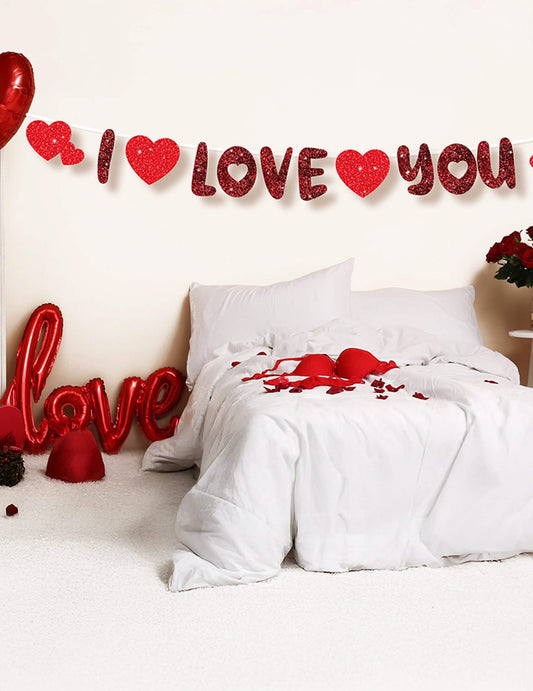 Mise en situation dans une chambre de la guirlande en carton cœur I love you