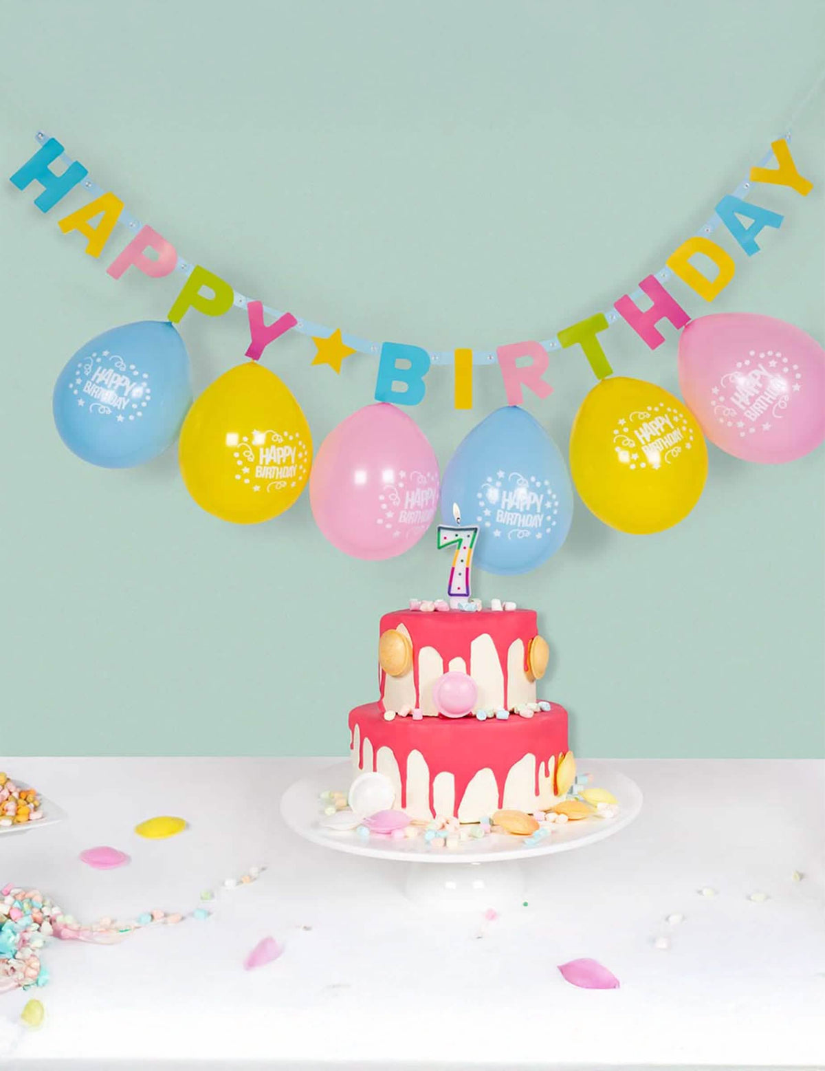 Scéna s tortou a balónmi s girlandou písmen Happy Birthday