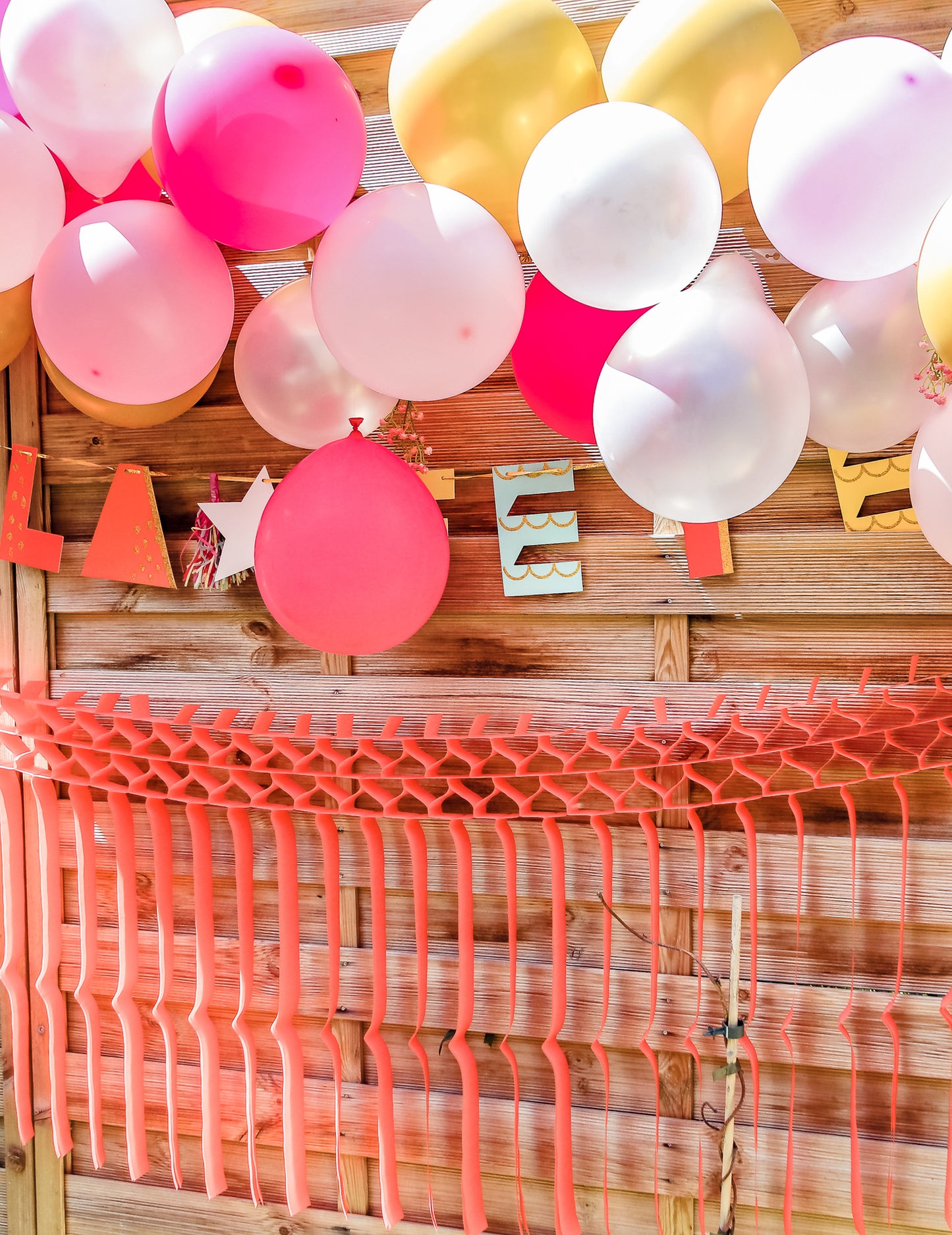 Sada s 50 ružovo-zlatými balónmi na vytvorenie oblúka s pivonkami a eukalyptom, kvetinová výzdoba