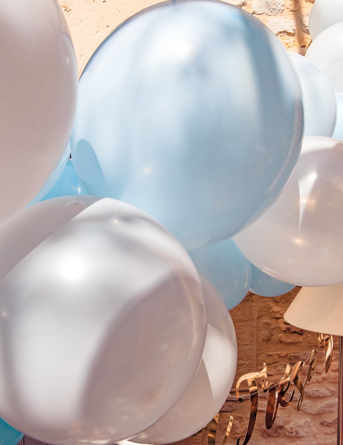Detail na balóny v sade oblúka zo 57 modrých a bielych balónov na baby shower