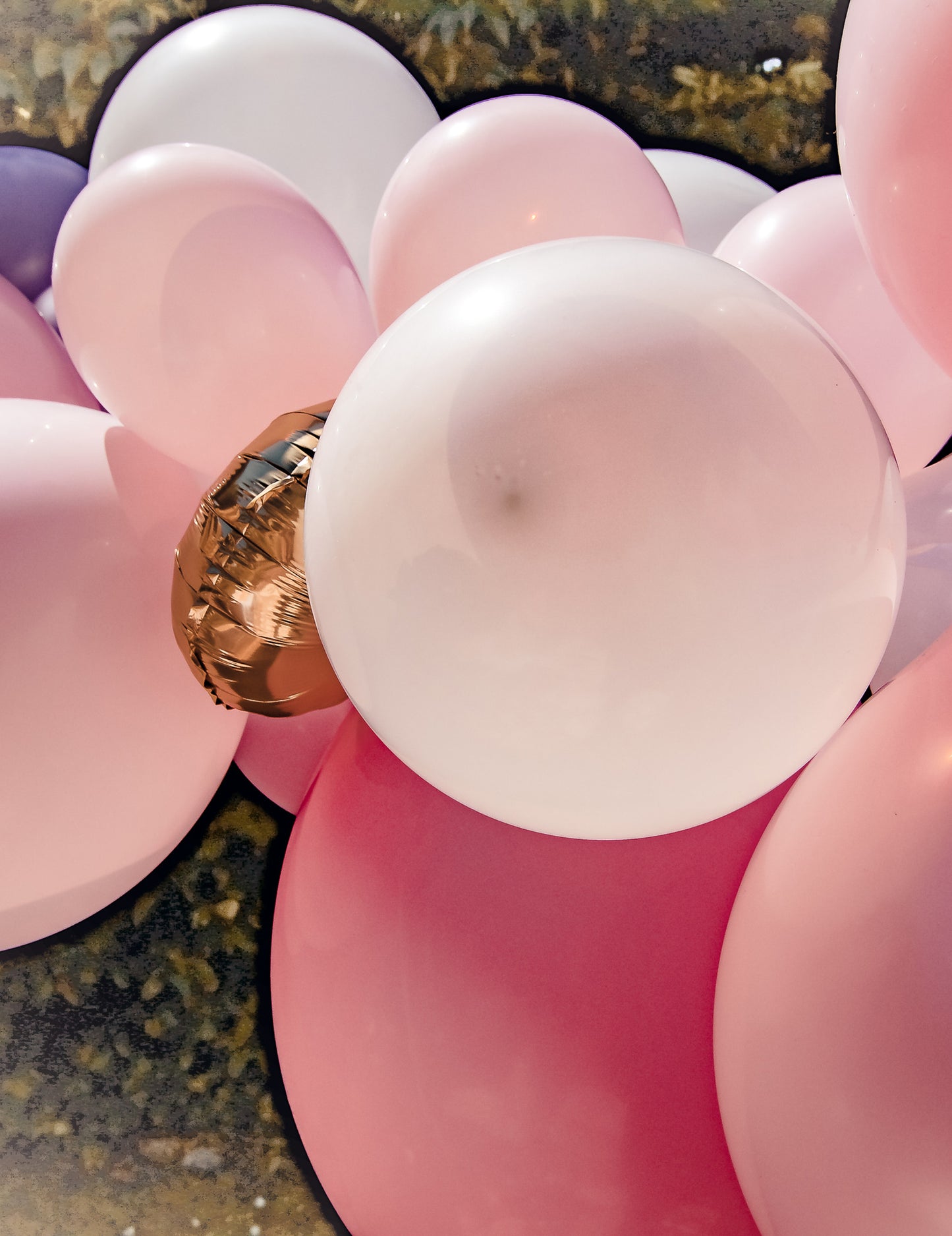 Súprava na oblúk s 57 ružovými, bielymi a zlatými balónmi