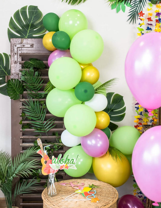 Mise en situation avec accessoires du kit arche de 70 ballons tropicale et feuilles jungle