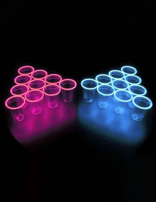 Vue dans le noir du kit beer pong lumineux pour soirée
