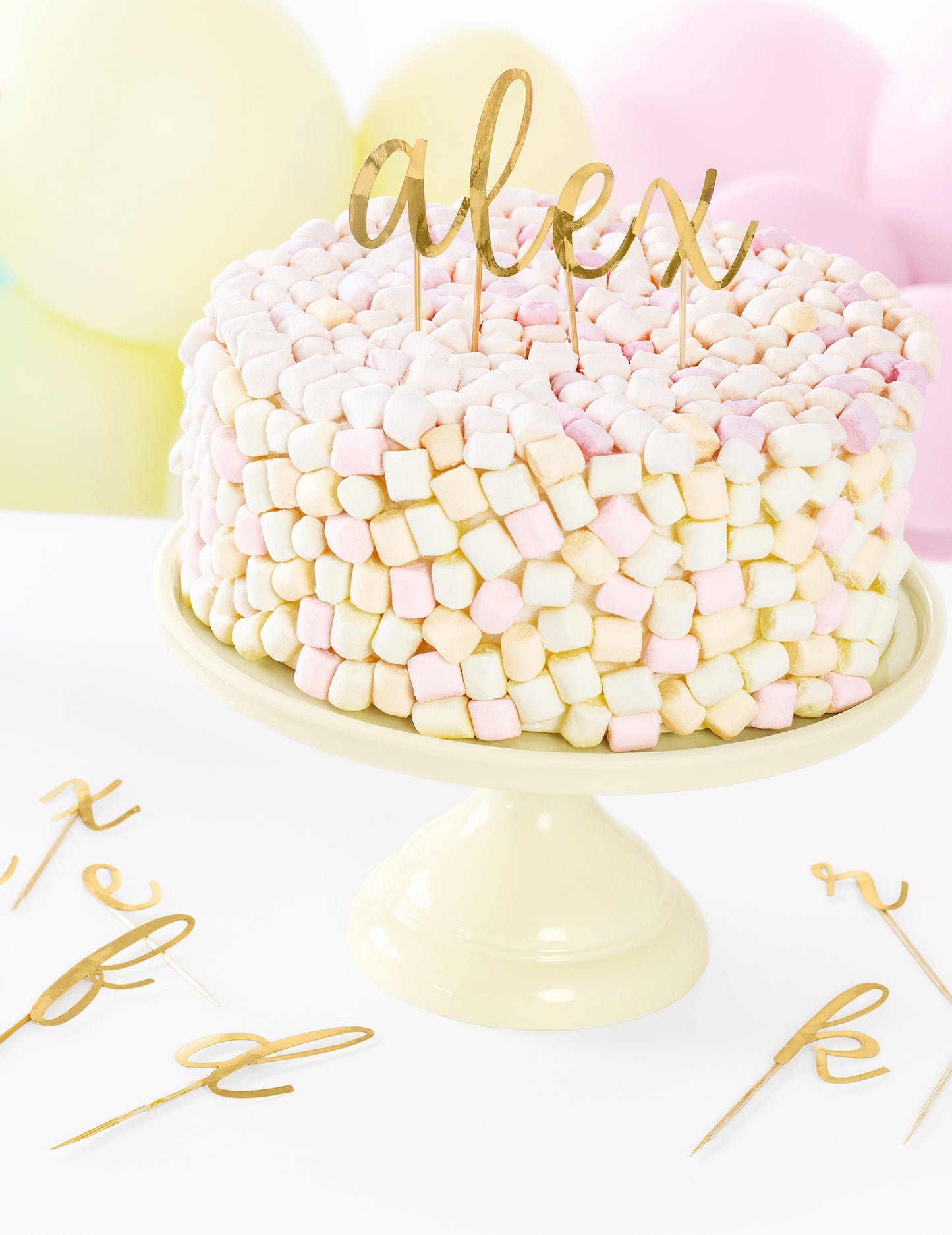 Sada drevených ozdôb na tortu s kovovými zlatými písmenami na tortu