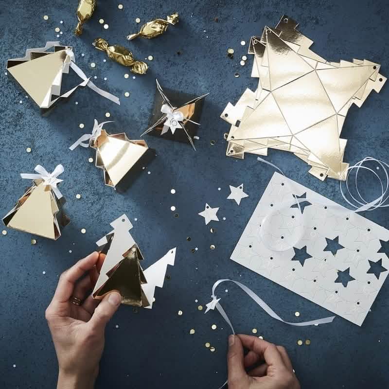 Umiestnenie do scény a montáž adventného kalendára - krabičky stromček na personalizáciu zlatá s etiketami