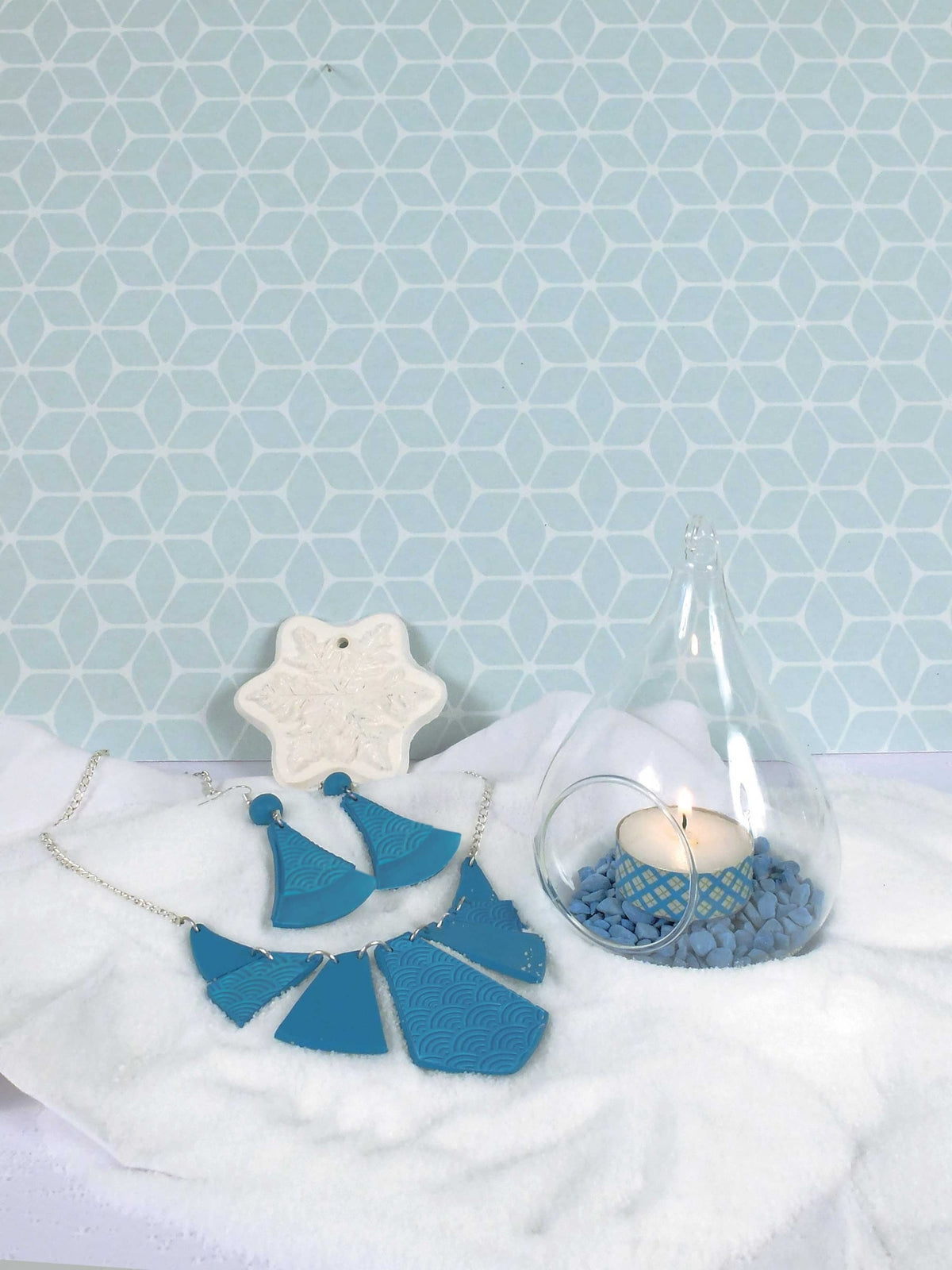 Mise en scène décorative du kit création de bijoux parure pour adulte turquoise en pâte fimo