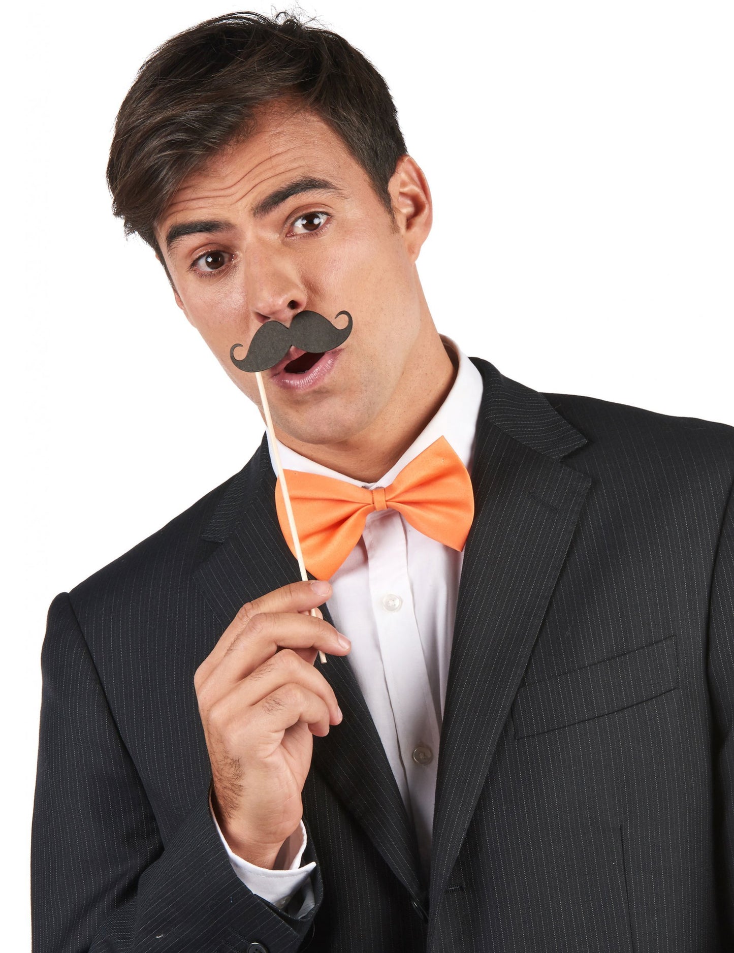 Falošné fúzy na tyčke držané pred tvárou z fotobúdky s 8 falošnými fúzmi