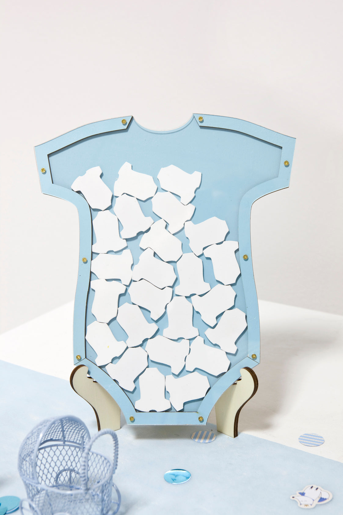 24-dielny modrý drevený rám v tvare tela pre hostí