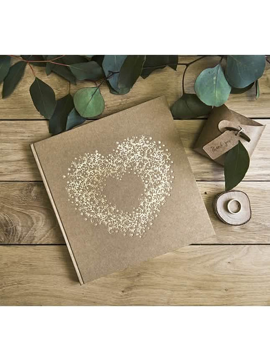 Mise en scène sur bois du livre d'or coeur doré pour fête