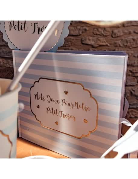 Veľký detail na zlatá písmo knihy hostí malý poklad pre baby shower