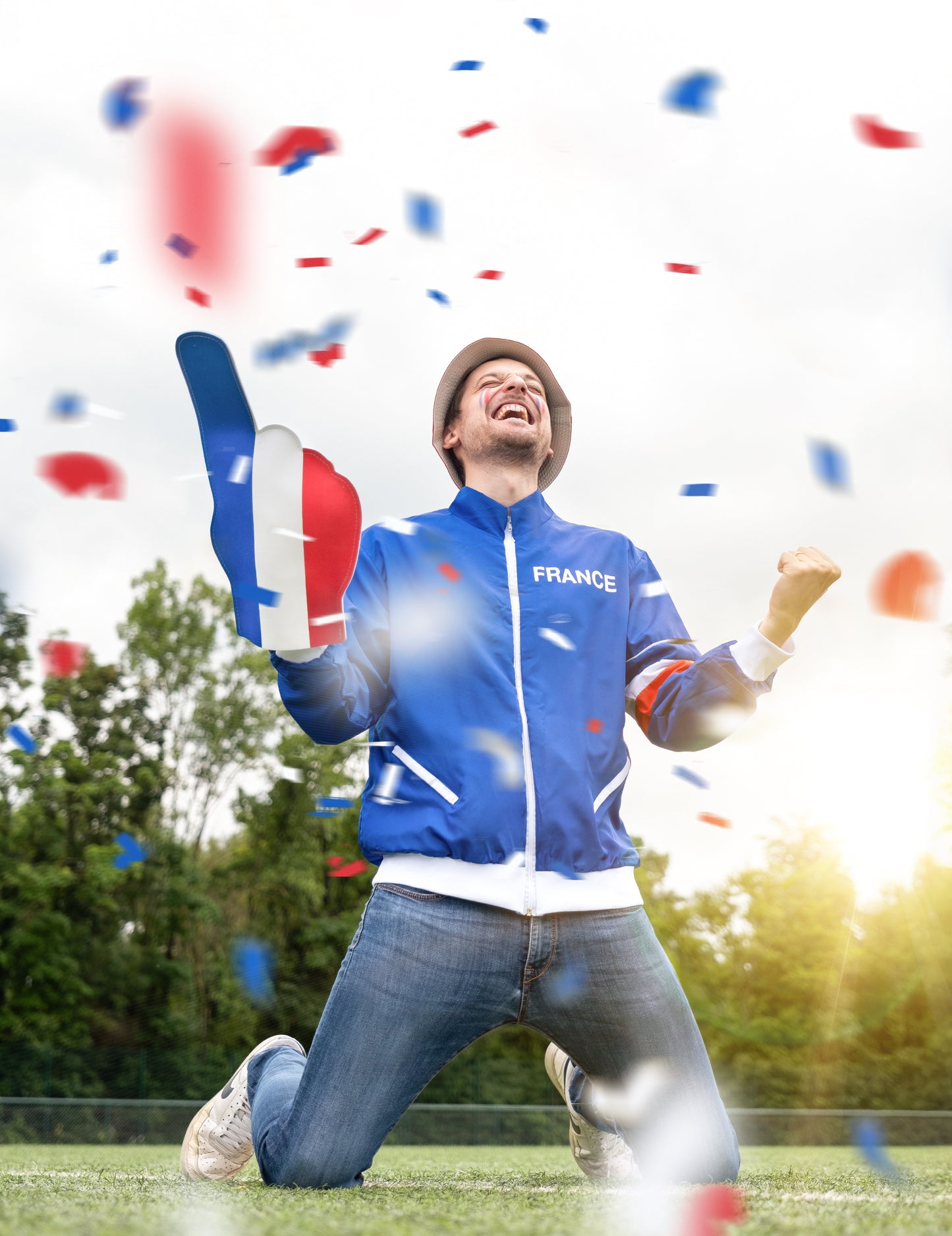 Supporter célébrant avec la main mousse bleu blanc rouge