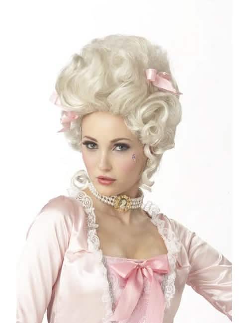 Parochňa Marie Antoinette pre ženu platinovo blond s ružovými mašľami