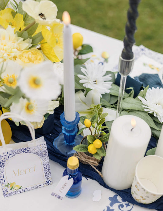 Mise en situation sur table de fête de la mignonnette en verre transparent avec bouchon en métal doré