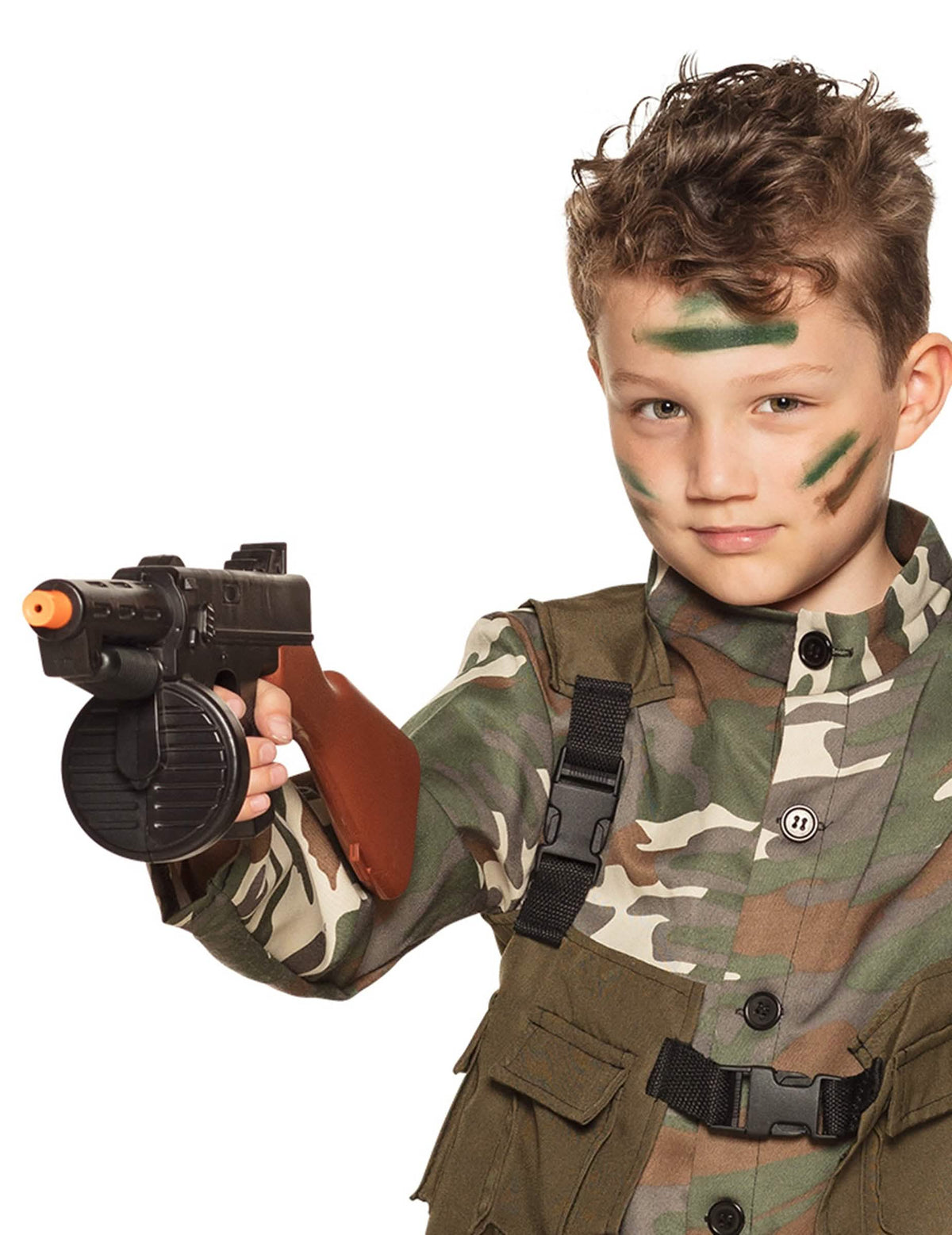 Zinscenovanie s dieťaťom s plastovým gangsterovým vodným samopalom