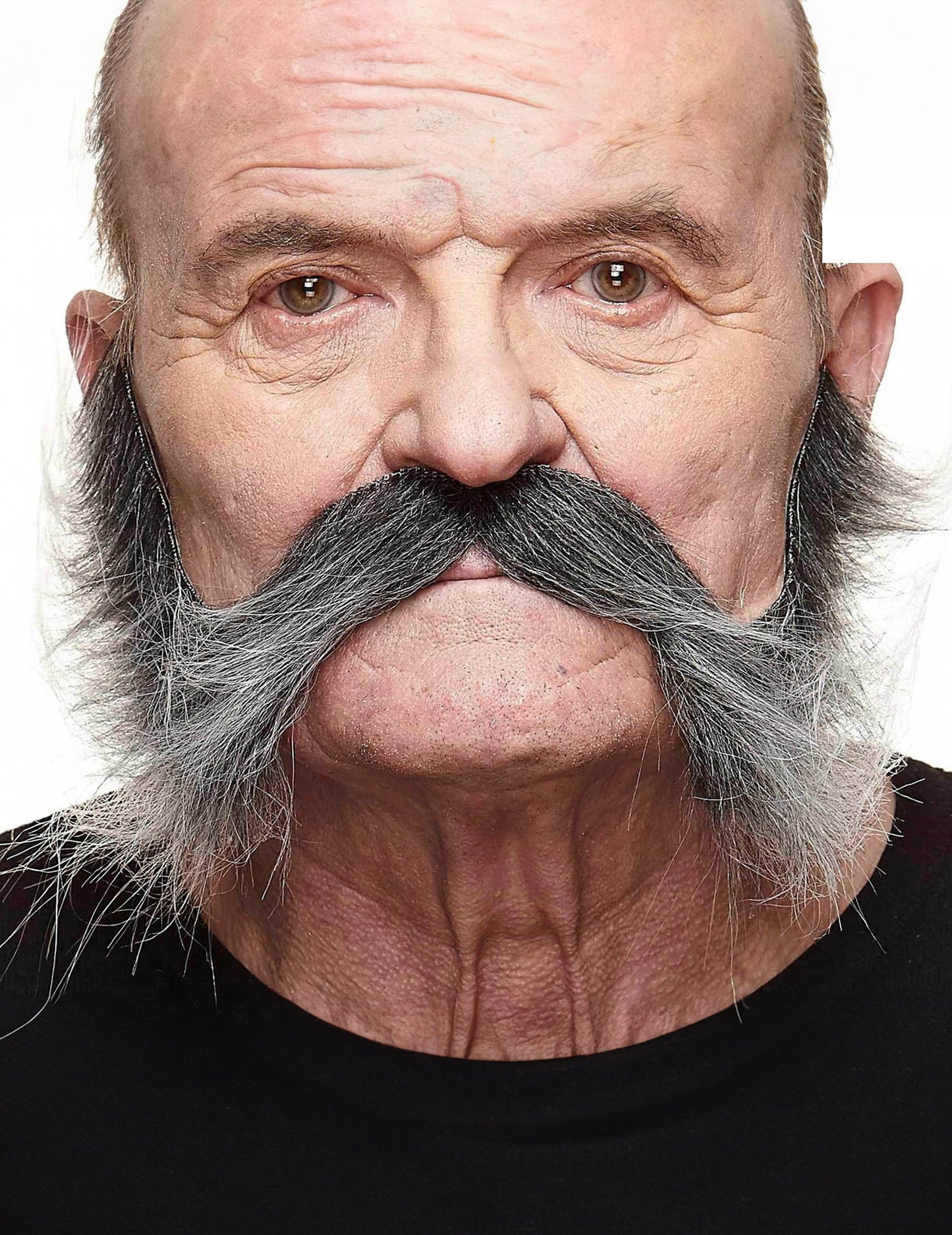 Fúzy s šedými mužskými nohami
