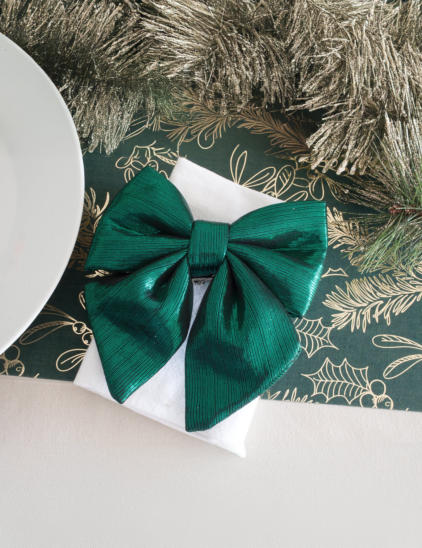 Tmavozelený motýlik z metalickej látky 15 cm