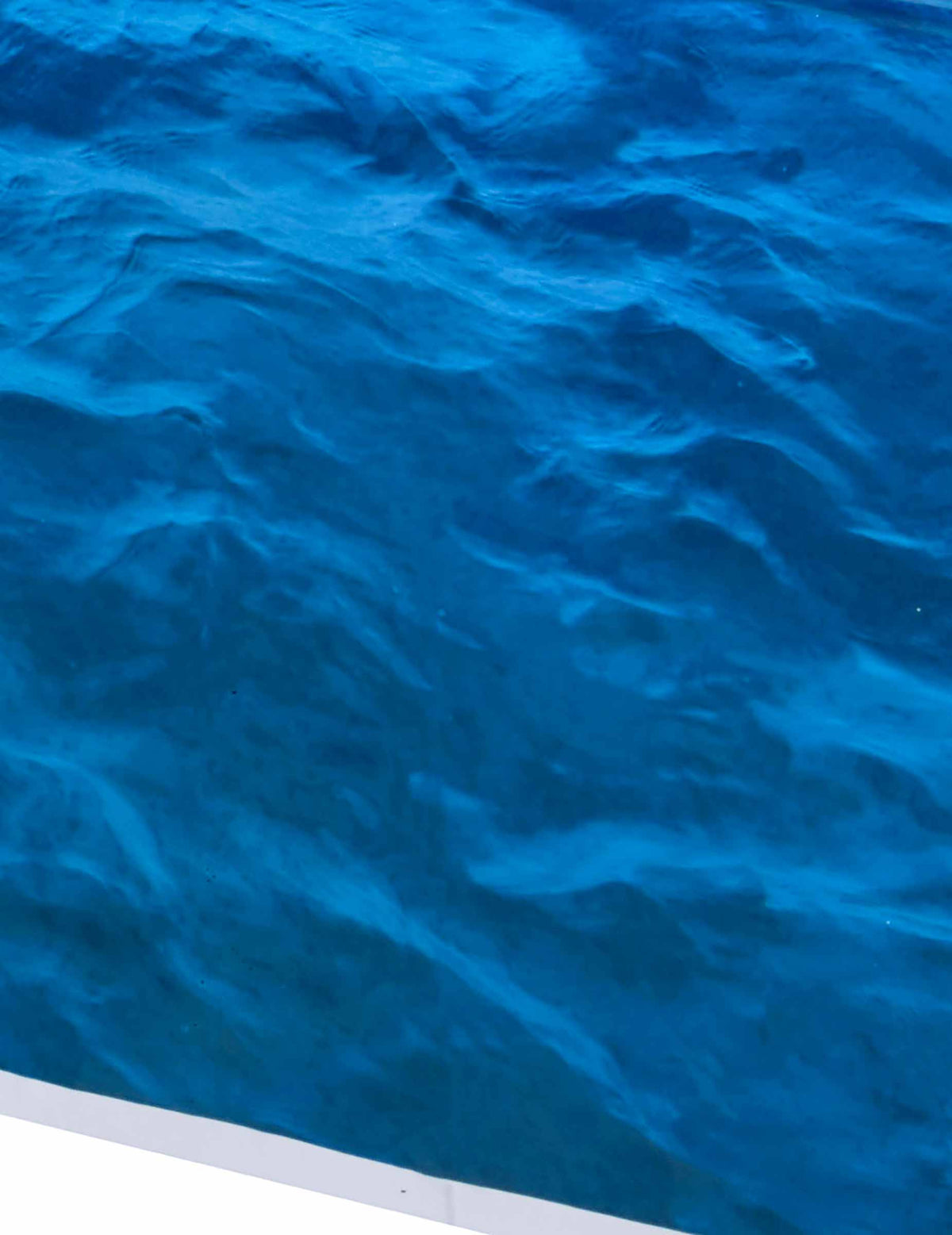 Detail vzorov plastového obrusu s oceánskymi vlnami
