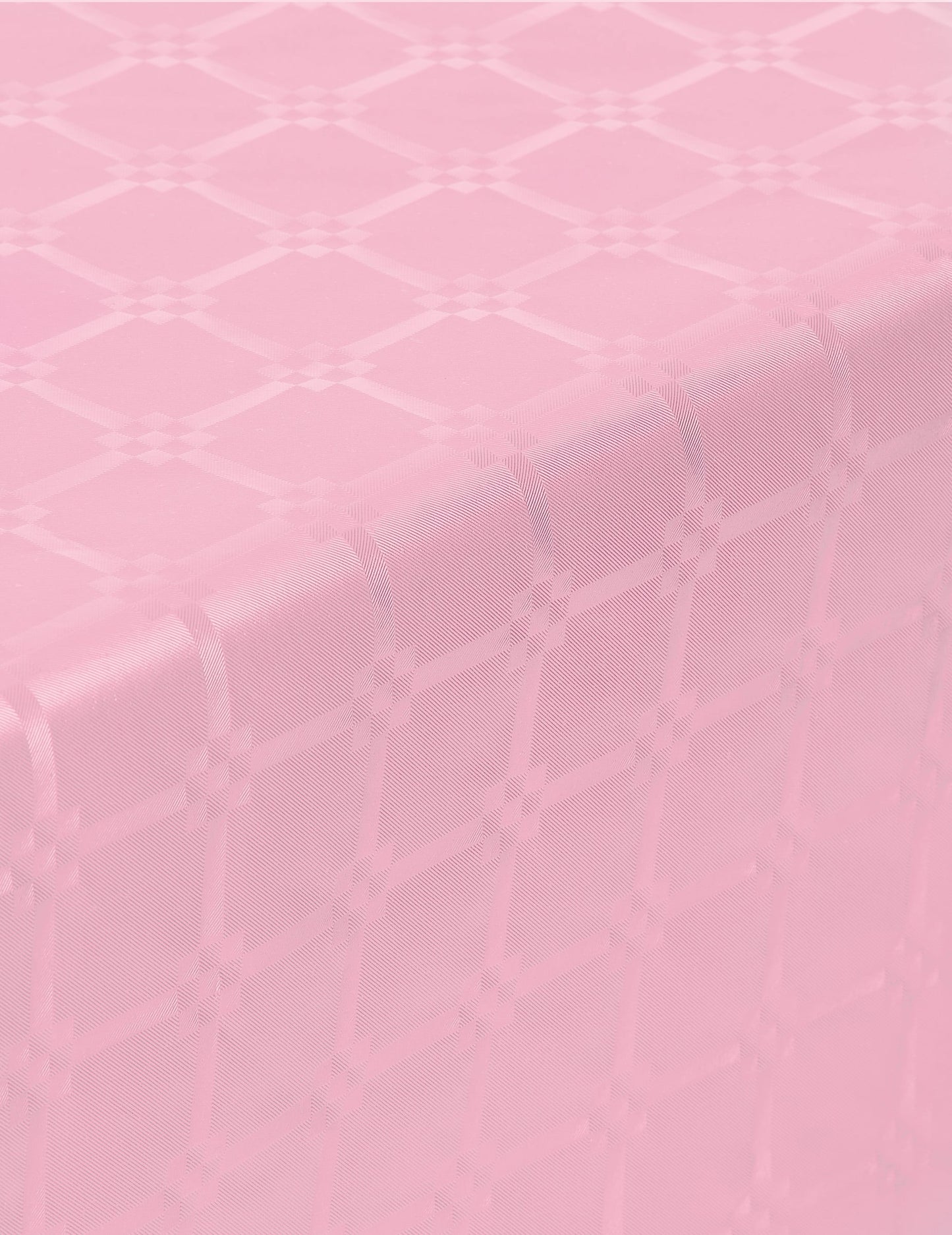 Détail des motifs de la nappe en rouleau papier damassé rose pastel