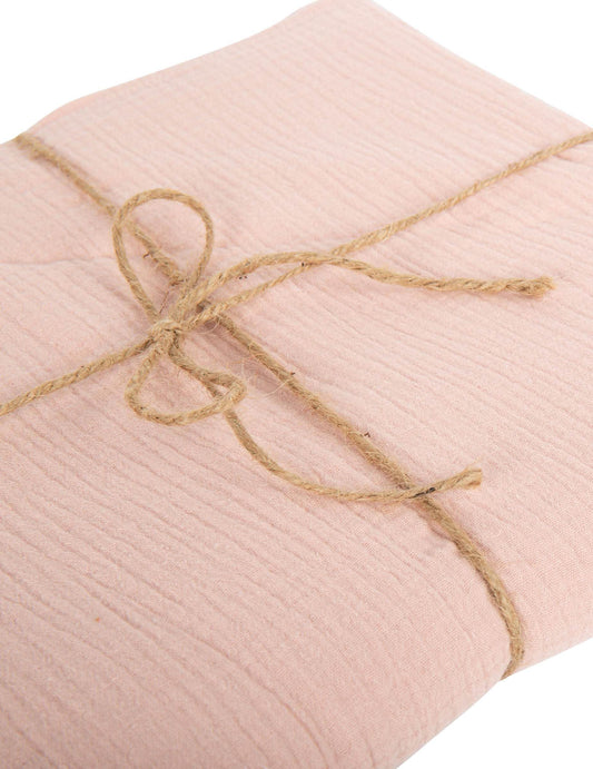Détail de la texture et du lien en corde de la nappe gaze de coton bohème
